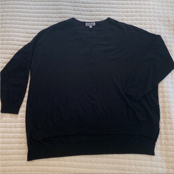 warm and cozy Black knit sweater hi low with v-neck - Picture 2 of 7